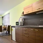 Visito Aparthouse מלון דירות